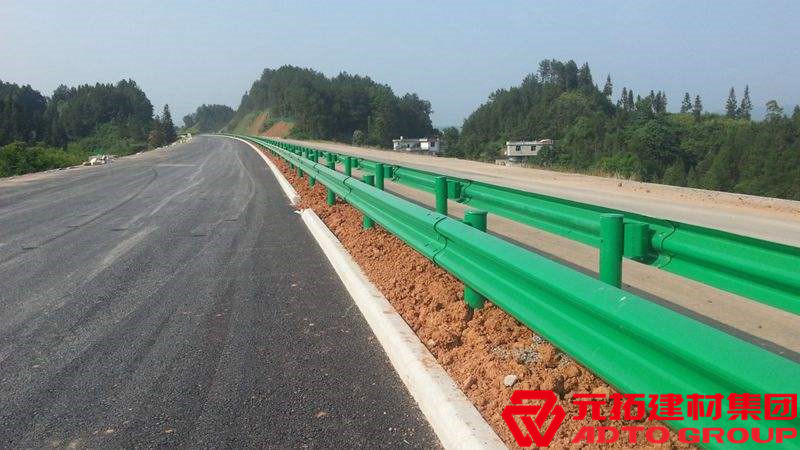 山東兩波波形護(hù)欄板廠家哪家好？