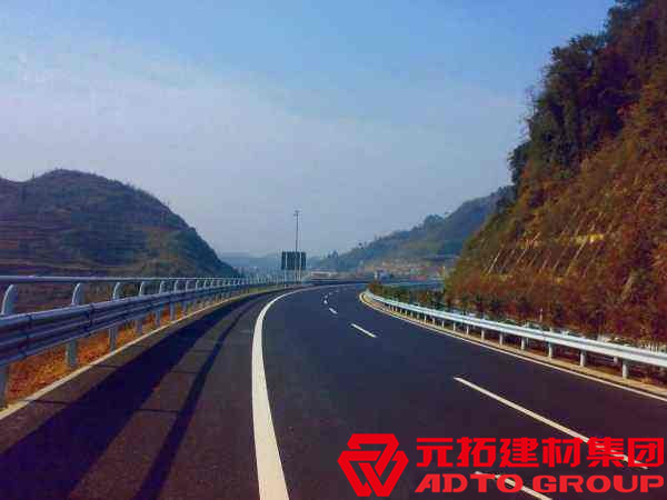 湖北波形護(hù)欄生產(chǎn)廠家哪家好？波形護(hù)欄多少一米？