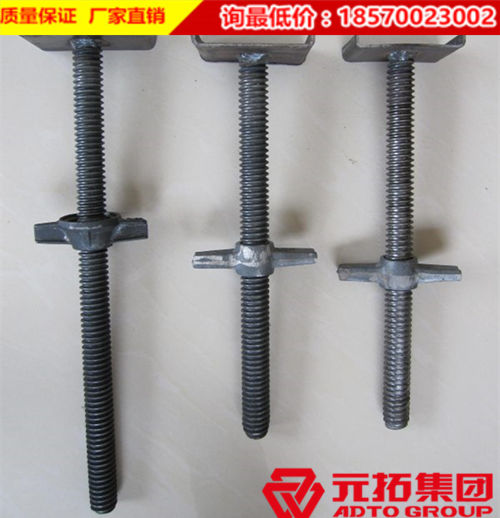　　建筑絲桿用于工程施工，橋梁施工和腳手架配合使用。起到上頂，下托的作用。因而，根據(jù)作用不同，主要分為頂托和底座兩種?？招慕z桿規(guī)格有34mm和38mm兩種，實心絲桿有30mm和32mm兩種。