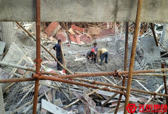 永州藍(lán)山一在建村綜合大樓腳手架垮塌 2人被埋1人受傷