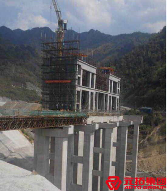 西寧市城西區(qū)同仁路南口的萬(wàn)興大廈高層外墻施工腳手架意外倒塌